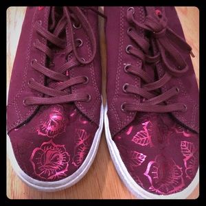 Bucket feet size 9, maroon sneakers
